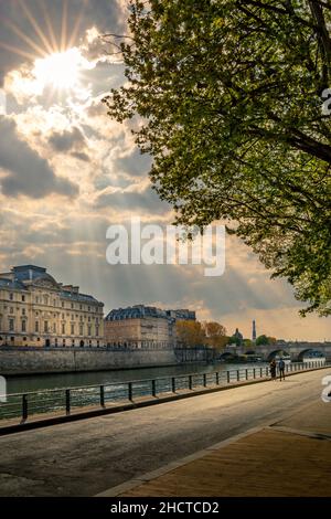 Paris, Frankreich - 11. Mai 2021: Seine in Paris, Frankreich Stockfoto