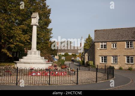 Ein Kriegsdenkmal mit Mohnblumen in Bampton, West Oxfordshire, Großbritannien, am 19. Oktober 2020 Stockfoto