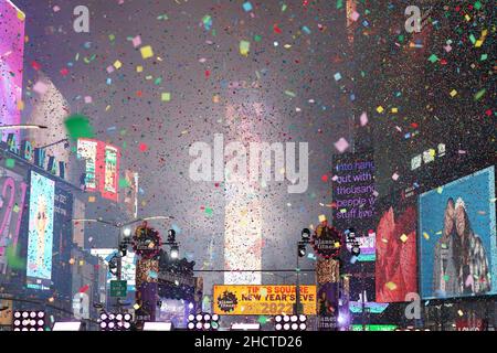 New York, NY, USA. 31st Dez 2021. Silvester Times Square, Konfetti auf der Bühne für die Silvesterfeier am Times Square, Duffy Square, New York, NY 31. Dezember 2021. Kredit: Kristin Callahan/Everett Collection/Alamy Live Nachrichten Stockfoto