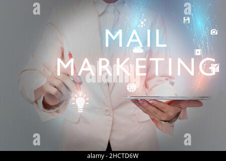 Konzeptionelle Anzeige Mail Marketing. Wort geschrieben auf Gesetz des Sendens einer kommerziellen Nachrichten Broadcast Sense Business Frau mit Telefon während der Präsentation Stockfoto