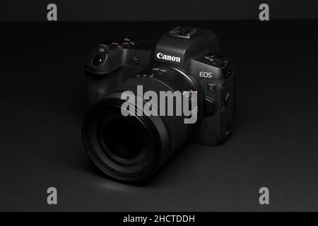 Mailand, Italien - 1. Januar 2022: Nahaufnahme einer spiegellosen Canon EOS R Kamera, die auf schwarzem Hintergrund aufliegt und mit Lichtmalerei aufgenommen wurde, keine Menschen sind vi Stockfoto