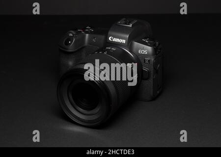 Mailand, Italien - 1. Januar 2022: Nahaufnahme einer spiegellosen Canon EOS R Kamera, die auf schwarzem Hintergrund aufliegt und mit Lichtmalerei aufgenommen wurde, keine Menschen sind vi Stockfoto