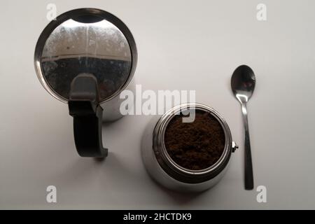 Kaffee wird mit einer traditionellen italienischen Kaffeemaschine zubereitet Stockfoto