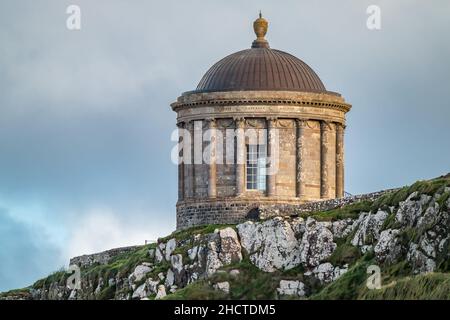 Wunderschöne Klippen am Downhill Beach in der Grafschaft Londonderry in Nordirland. Stockfoto