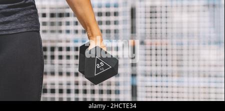 Cross-Training. Junge Frau mit Hanteln Stockfoto