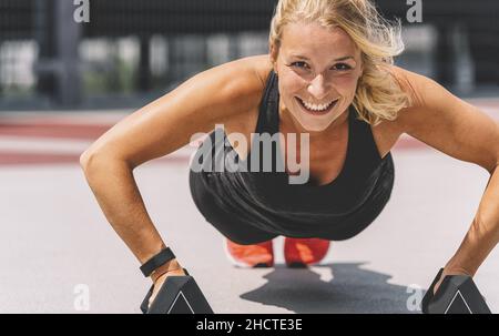 Cross-Training. Junge Frau mit Hanteln trainieren Stockfoto