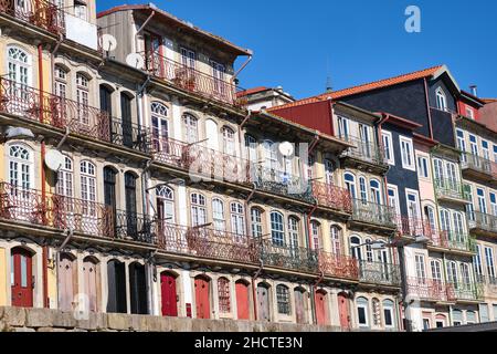 Bunte Hausfassade in der Altstadt von Porto in Portugal gesehen Stockfoto