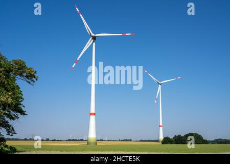 Windturbinen in einer ländlichen Landschaft wie in Deutschland Stockfoto