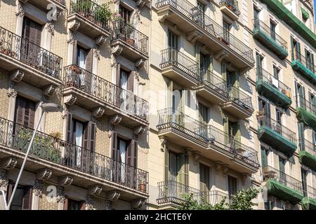 Typische Fassade eines Mehrfamilienhauses in Barcelona, Spanien Stockfoto