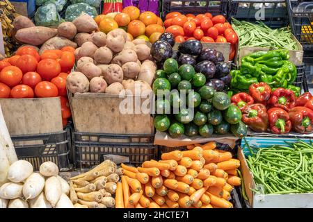 Verschiedene Arten von Gemüse für den Verkauf auf dem Markt Stockfoto