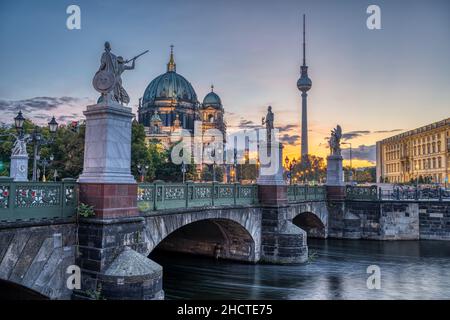 Der Dom, der Fernsehturm und die Schlossbrücke in Berlin im Morgengrauen Stockfoto