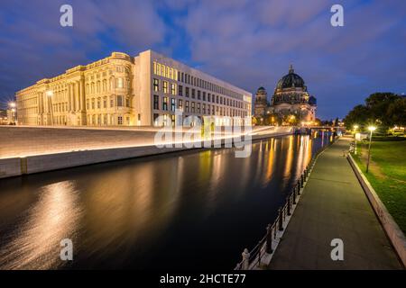 Der Berliner Dom und das wiederaufgebaute Stadtpalais am Spreeufer im Morgengrauen Stockfoto