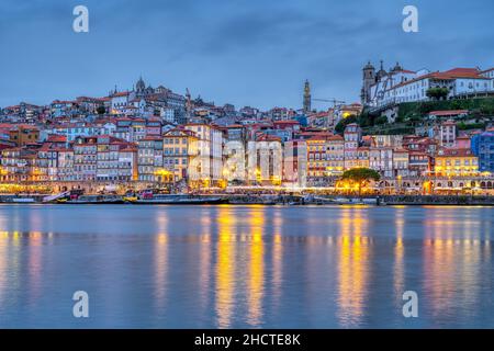 Die schöne Altstadt von Porto mit dem Fluss Douro in der Dämmerung Stockfoto