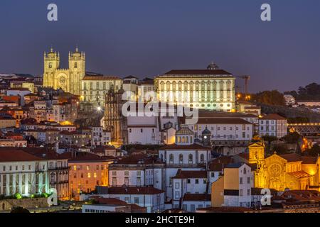 Die wunderschöne Altstadt von Porto mit der Kathedrale und dem Bischofspalast bei Nacht Stockfoto