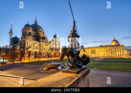 Das historische Zentrum von Berlin im Morgengrauen mit dem Fernsehturm, dem Dom und dem Stadtpalast Stockfoto