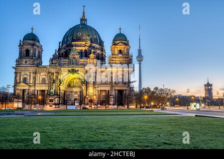 Der Lustgarten mit dem Dom und dem berühmten Fernsehturm im Hintergrund vor Sonnenaufgang, gesehen in Berlin, Deutschland Stockfoto