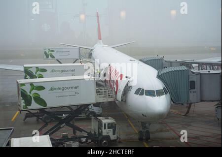 14.12.2021, Zürich, Schweiz, Europa - Swiss International Air Lines Airbus A330-300 Passagierflugzeuge werden am Flughafen Zürich an einem Gate geparkt. Stockfoto