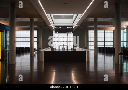 14.12.2021, Zürich, Schweiz, Europa - Blick auf die leere Abflughalle im Terminal des Dock E am Flughafen Zürich während der Coronakrise. Stockfoto