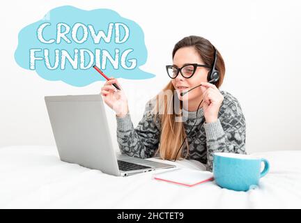 Konzeptionelle Bildunterschrift Crowd Funding. Internet-Konzept Fundraising Kickstarter Startup Pledge Platform Spenden Callcenter Agent Working From Home Stockfoto