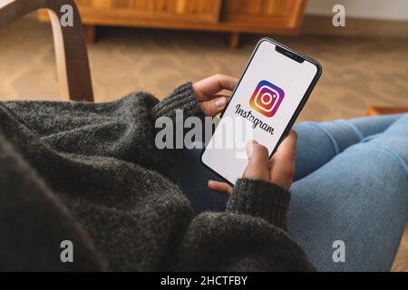 Frau Hand hält iphone XS mit Logo der instagram-Anwendung. Instagram ist das größte und beliebteste Foto-Social-Networking. Stockfoto