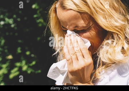 Kranke Frau mit Corona-Virus oder Influenza-Coronavirus 2019-ncov-Grippe niesen Stockfoto