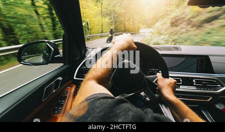 Roadtrip, Autofahren auf der Autobahn, Autounfall mit einem Motorrad-POV – aus dem Innenraum des Autos gedrehte Sicht aus der ersten Person Stockfoto