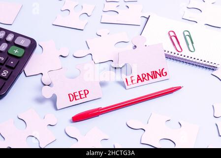 Schild mit Deep Learning. Überblick über das Unternehmen hierarchische Abstraktionen Algorithmus für künstliche Intelligenz Erstellen eines unfertigen weißen Puzzles Stockfoto