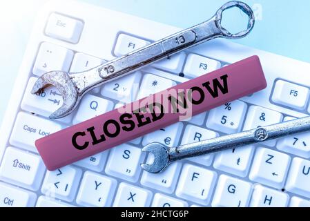 Inspiration mit Schild geschlossen Jetzt. Überblick über ein Unternehmen, das seinen Handel insbesondere für einen kurzen Zeitraum eingestellt hat, indem es Online bearbeitet und veröffentlicht Stockfoto
