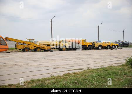 KIEW, UKRAINE - 01. AUGUST 2021: Bodenabfertigungseinrichtungen auf dem Flughafen Zhulyany Stockfoto