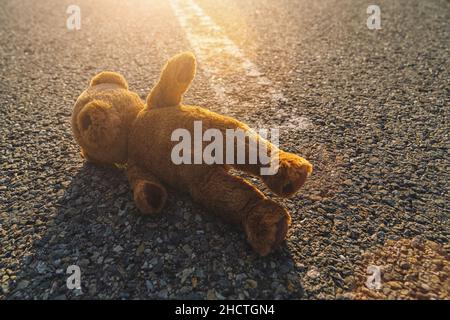 Verlorener Teddybär auf der Straße liegend Stockfoto