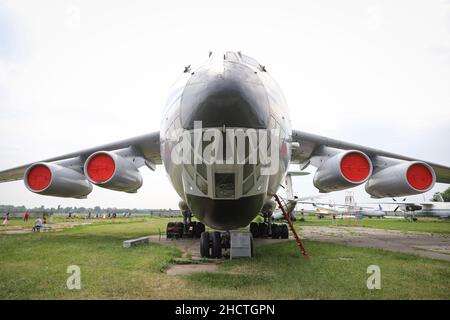 KIEW, UKRAINE - 01. AUGUST 2021: Aeroflot Iljuschin IL-76MD, ausgestellt im Oleg Antonov State Aviation Museum Stockfoto