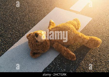 Verlorener Teddybär, der nach einem Unfall auf der Straße lag Stockfoto