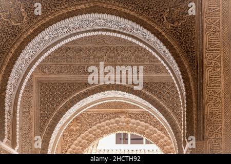 Innenbogen der Alhambra -- ein Palast- und Festungskomplex in Granada, Andalusien, Spanien. Islamisch-maurische Architektur. Stockfoto