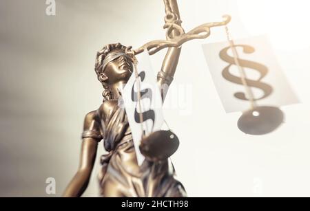 Justitia die römische Göttin der Gerechtigkeit mit Absatzzeichen auf Skalen Ansicht von oben mit Glanzeffekt. Ideal für Webseiten und Zeitschriften Layouts Stockfoto