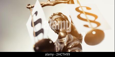 Justitia die Dame der Justiz mit Absatz Zeichen auf Skalen Ansicht von oben mit Glanz-Effekt. Ideal für Websites und Zeitschriften Layouts Stockfoto