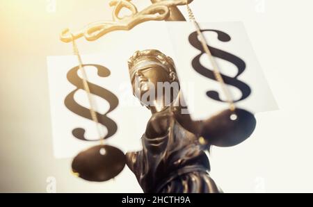 Justitia mit Absatzzeichen auf Skalen. Ideal für Webseiten und Zeitschriften Layouts Stockfoto