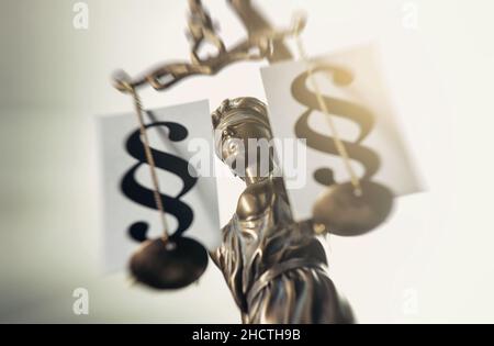 Justitia die Dame der Justiz mit Absatz Zeichen auf Skalen dramatische Zoom-Effekt. Ideal für Websites und Zeitschriften Layouts Stockfoto