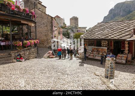 Mostar, Bosnien und Herzegowina, 7. Oktober 2019 : die Menschen besuchen die berühmte Stadt Mostar. Alte Straßen mit Steinpflaster. Tourismus Konzept und Idee. Stockfoto