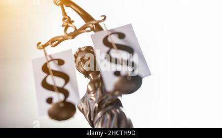 Justitia die Dame der Justiz mit Absatzzeichen auf Skalen. Ideal für Websites und Zeitschriften Layouts Stockfoto