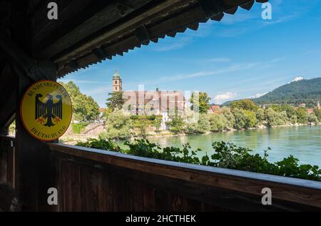 Die Grenze zu Deutschland an der historischen Holzbrücke und Fridolinskirche in Bad Säckingen im Sommer, Schwarzwald, Baden-Württemberg, Deutschland, Europ Stockfoto