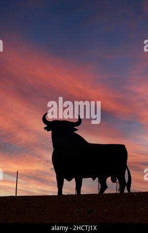 Ein Osborne Black Bull Schild. Dieses befindet sich in der Nähe von Casabermeja, Provinz Malaga, Andalusien, Südspanien. Das Bullenzeichen wurde ursprünglich zur Werbung gemacht Stockfoto