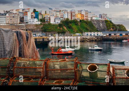 Malpica, Provinz Coruna, Galicien, Spanien. Blick über den Fischerhafen in die Stadt. Stockfoto