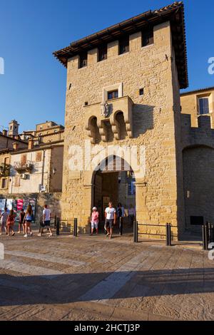 Republik San Marino. Porta San Francesco, das Tor von St. Francis, auch Porta del Loco bekannt. Eingang in die Stadt von San Marino. Stockfoto