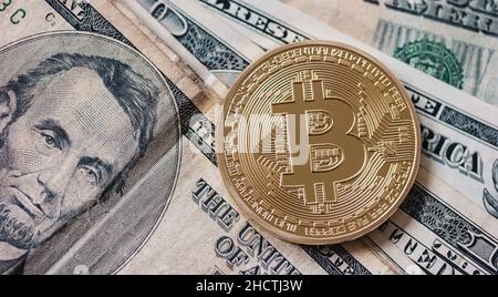 Goldene Bitcoin mit Dollarscheinen. Konzeptfoto der Krypto-Währung. Stockfoto