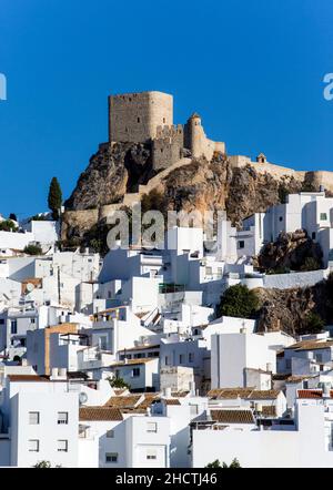 Olvera, Provinz Cádiz, Andalusien, Südspanien. Die maurische Burg, erbaut Ende des 12th. Jahrhunderts. Stockfoto