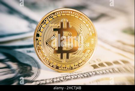 Goldene Bitcoin Münze auf us-Dollar hautnah Stockfoto