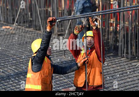 Hefei, Chinas Provinz Anhui. 1st Januar 2022. Arbeiter arbeiten auf einer Baustelle in Hefei, ostchinesische Provinz Anhui, 1. Januar 2022. Quelle: Liu Junxi/Xinhua/Alamy Live News Stockfoto