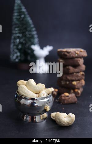 Hausgemachte Cashewnüsse und Schokoladenkekse. Beste Tee Zeit gesunde gebackene Kekse. High Tea-Konzept. Speicherplatz kopieren. Stockfoto