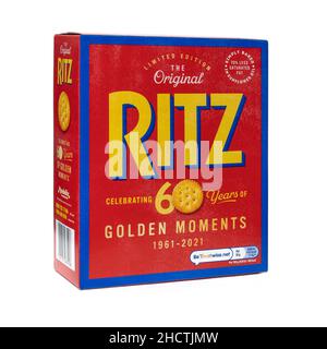 SWINDON, Großbritannien - 1. JANUAR 2022: Packet of Ritz Limited Edition der Celebrating 60 Years of Golden Moments 1961 - 2021 Stockfoto