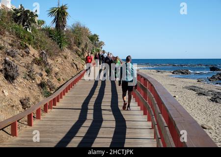 Holzpromenade, Senda litoral, Strandpromenade in La Cala de Mijas, Spanien. Stockfoto